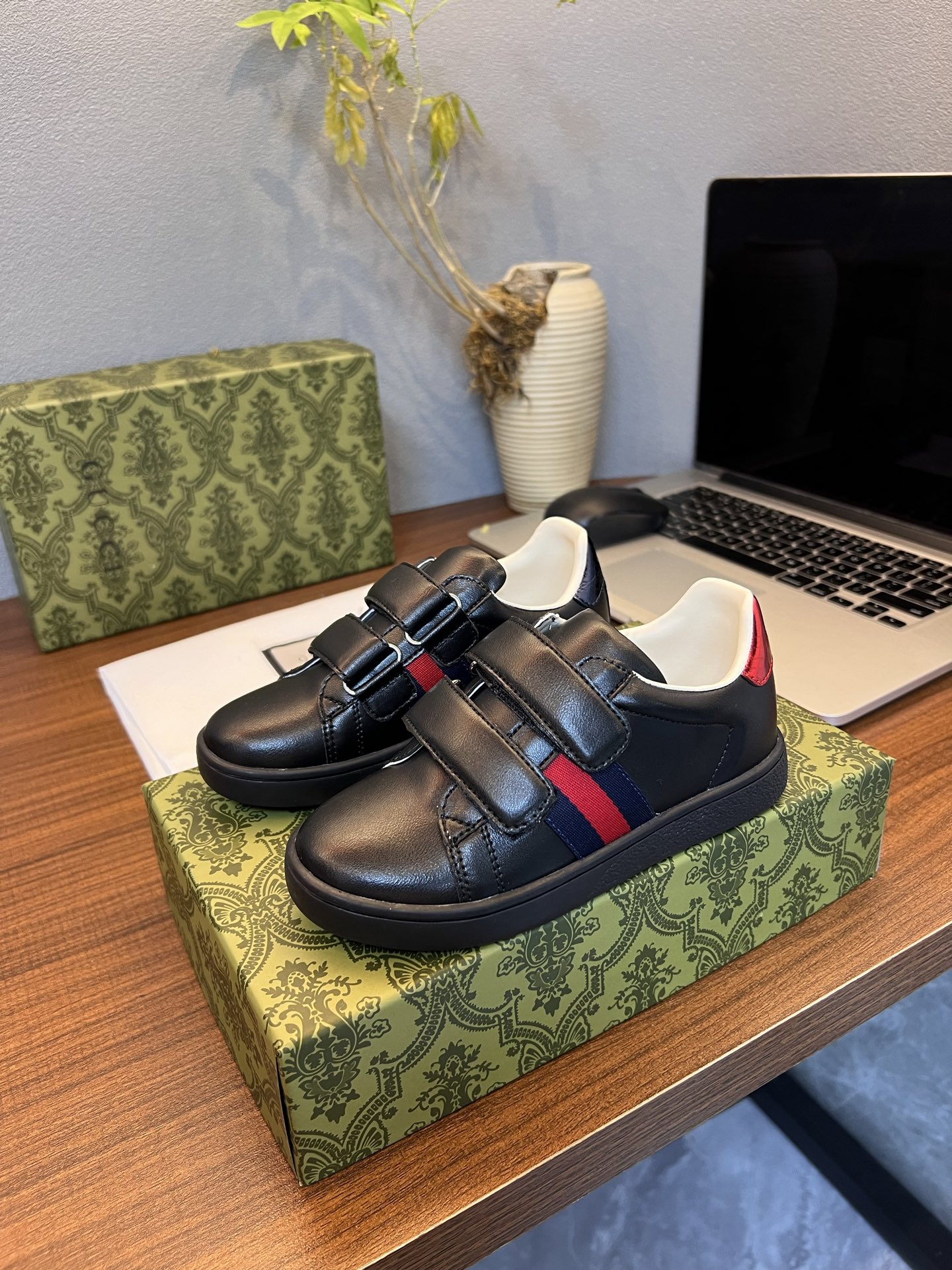 Children's shoes child